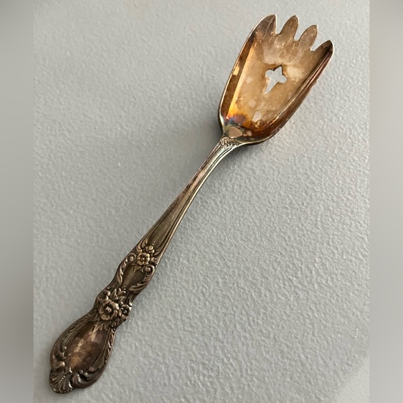 Elegant 1847 Rogers Bros “Heritage” silverplate pierced serving fork - Picture 1 of 11